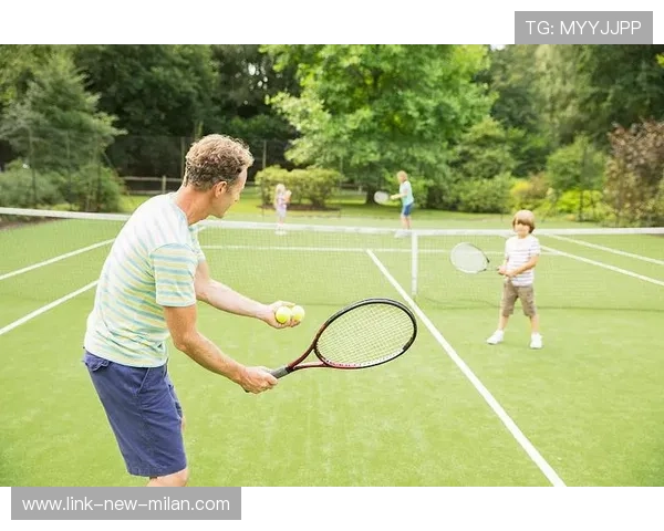 网球草地赛：发球上网的快节奏拿分之道