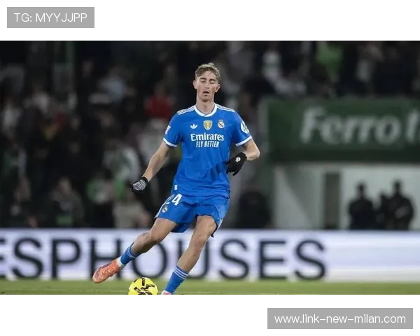 贝林厄姆禁区前沿一脚巧射破门