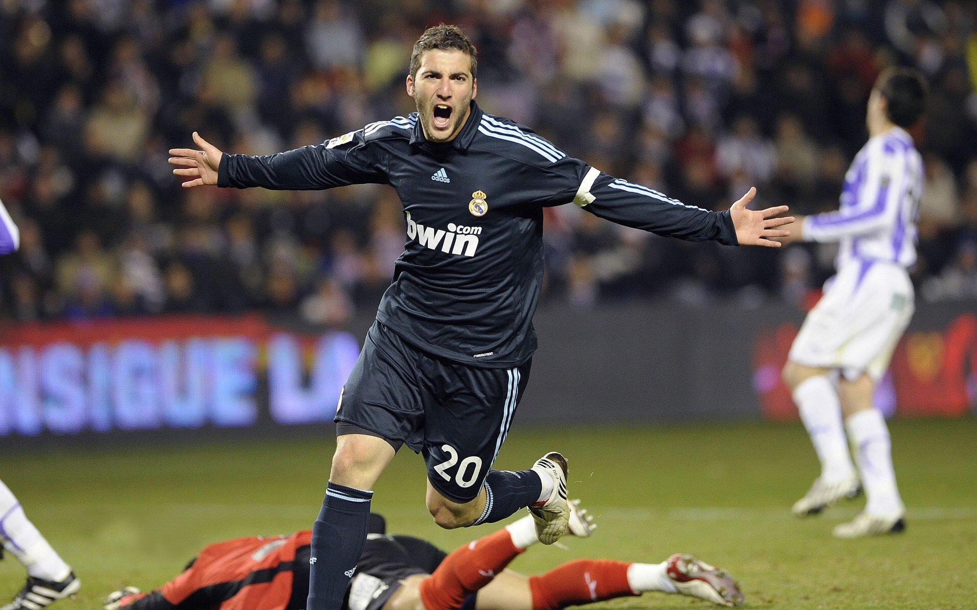 安热中场核心引领节奏变化